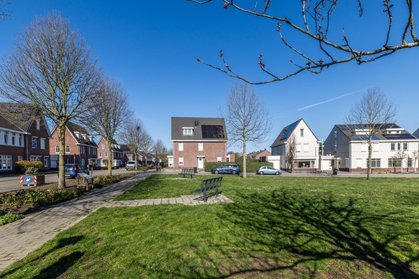 Foto - Te koop: In een rustige en kindvriendelijke woonomgeving staat deze moderne geschakelde twee-onder-een-kapwoning (bouwjaar 2011) met aangebouwde stenen garage, stijlvolle overkapping, vier slaapkamers, twee...